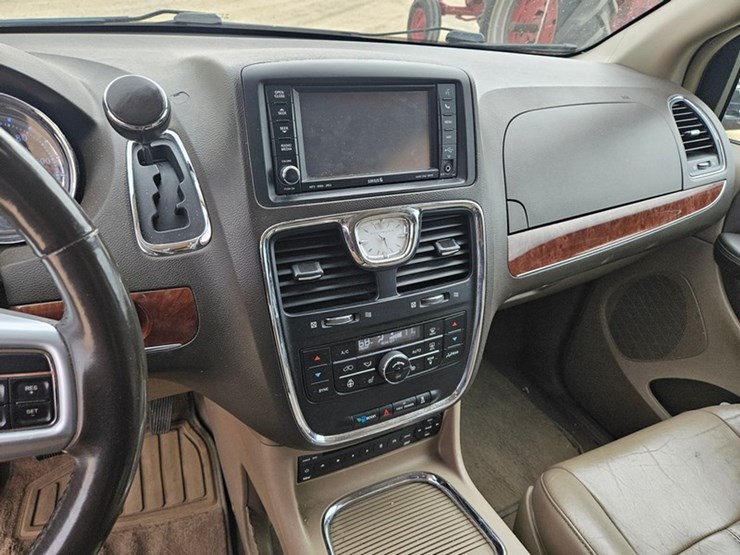 2011-chrysler-town-&-country-image-31