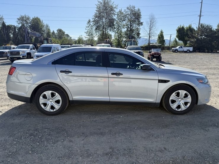 2017-ford-taurus-awd-sedan-image-3