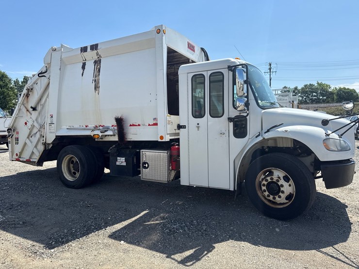 #9-•-2016-freightliner-heil-rear-load-garbage-truck-image-1