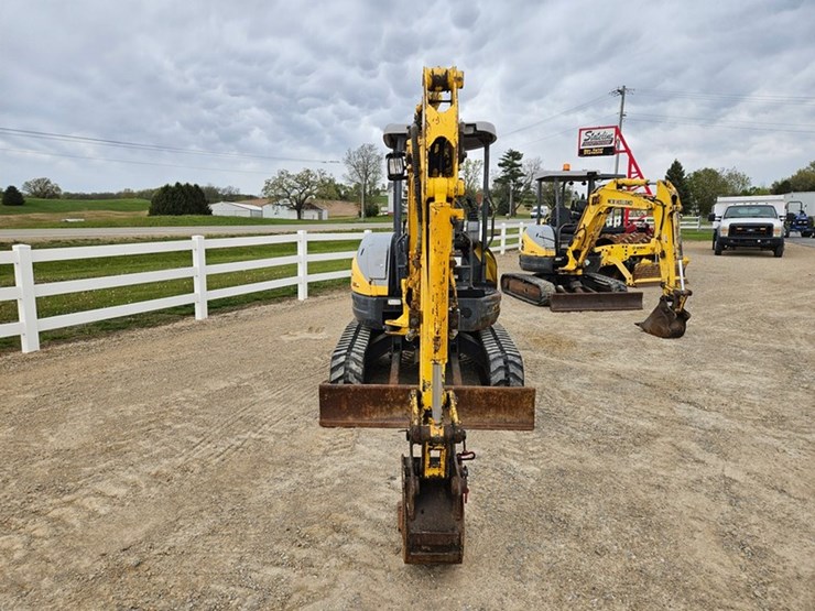new-holland-e35-image-8