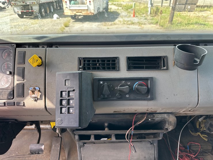2003-freightliner-fl80-image-47