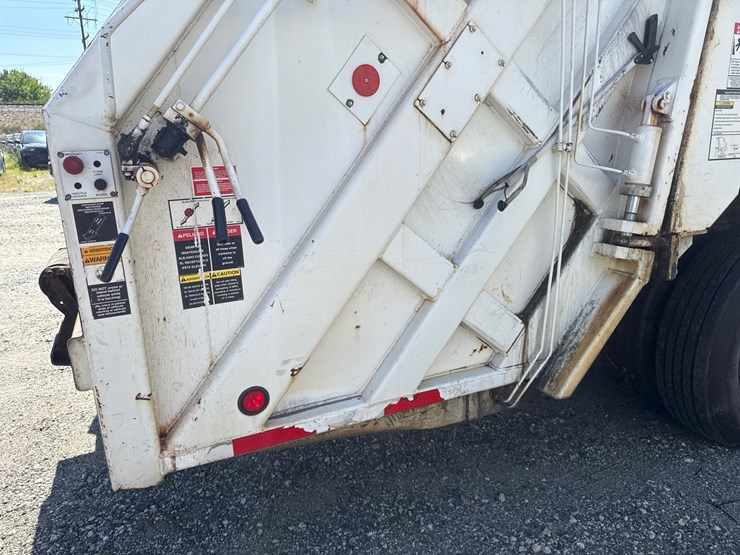 #9-•-2016-freightliner-heil-rear-load-garbage-truck-image-12