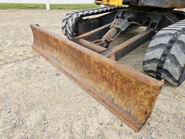 new-holland-e35-image-15