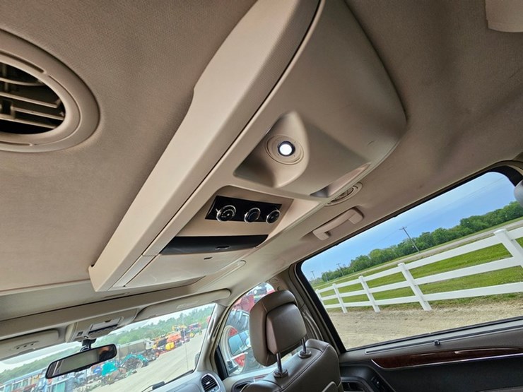 2011-chrysler-town-&-country-image-13