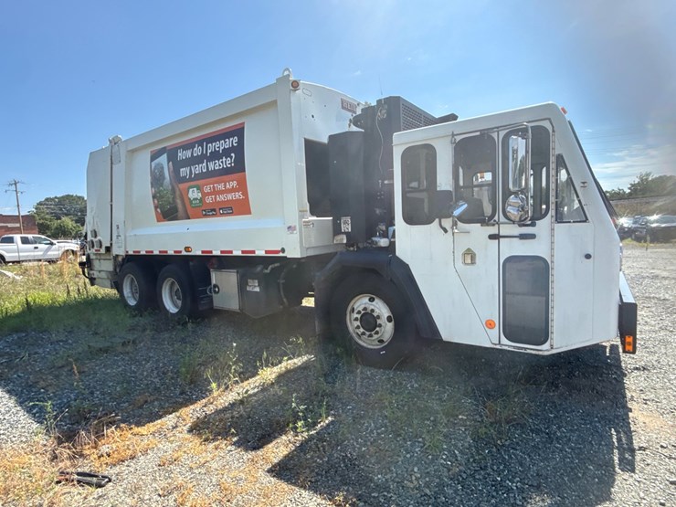 #8-•-2017-crane-carrier-heil-rear-load-garbage-truck-image-2