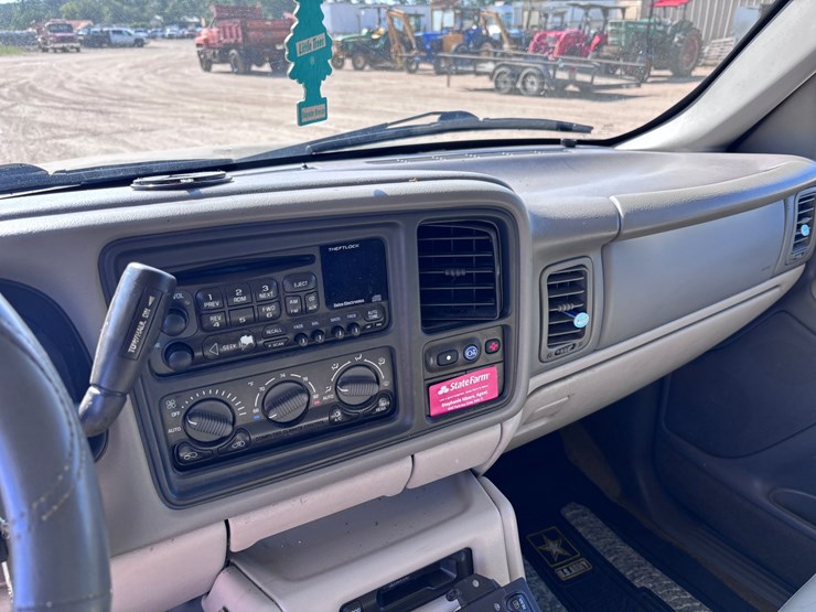 2002-chevrolet-suburban-image-11