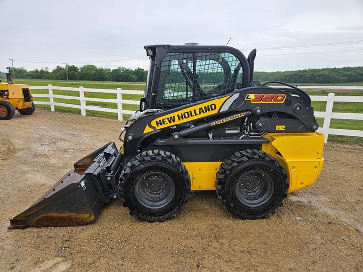 new-holland-l320-image-2