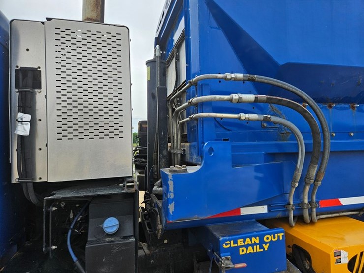 #5222-•-2015-peterbilt-garbage-truck-image-27