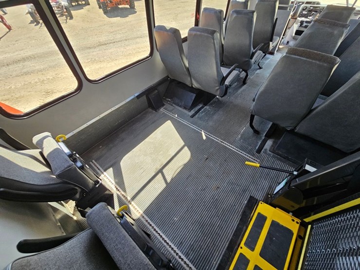 2012-ford-e350-image-38