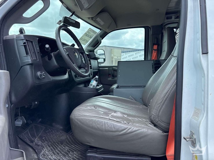 2017-chevrolet-express-2500-image-16