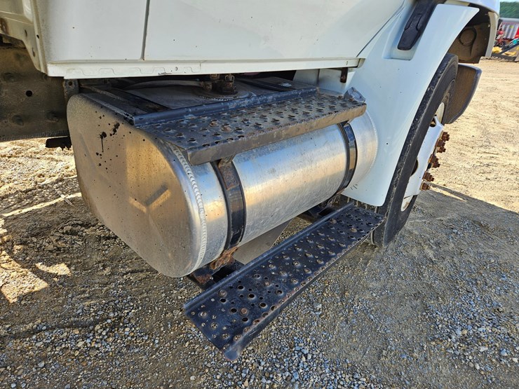 2004-international-durastar-4300-image-24