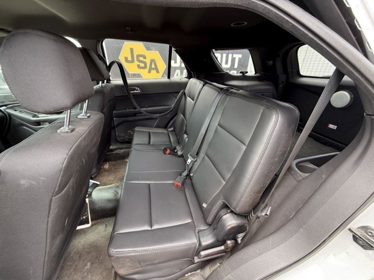 2015-ford-explorer-image-22
