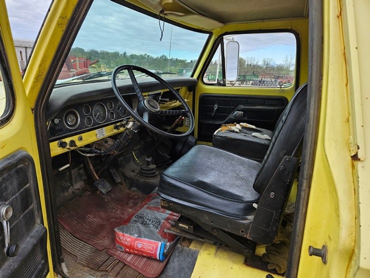 1975-ford-f750-image-15