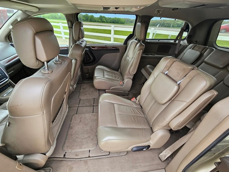 2011-chrysler-town-&-country-image-11