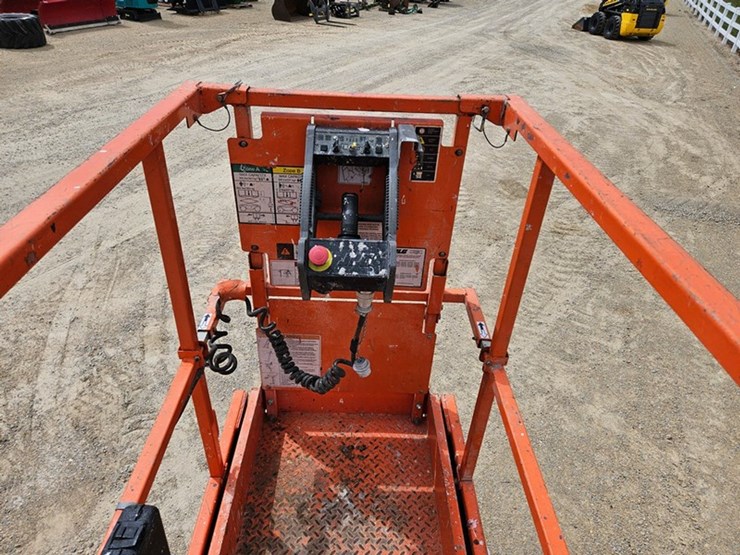 2015-jlg-2632es-image-27