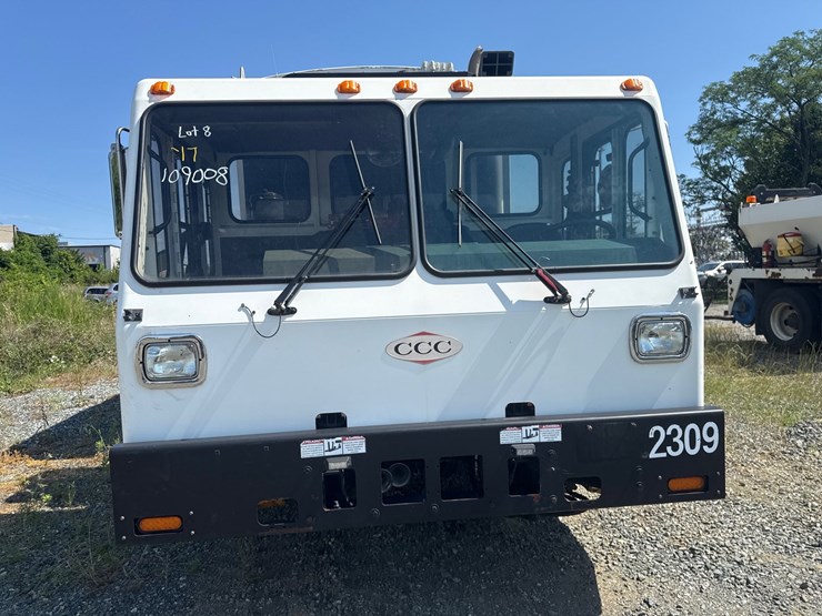 #8-•-2017-crane-carrier-heil-rear-load-garbage-truck-image-4