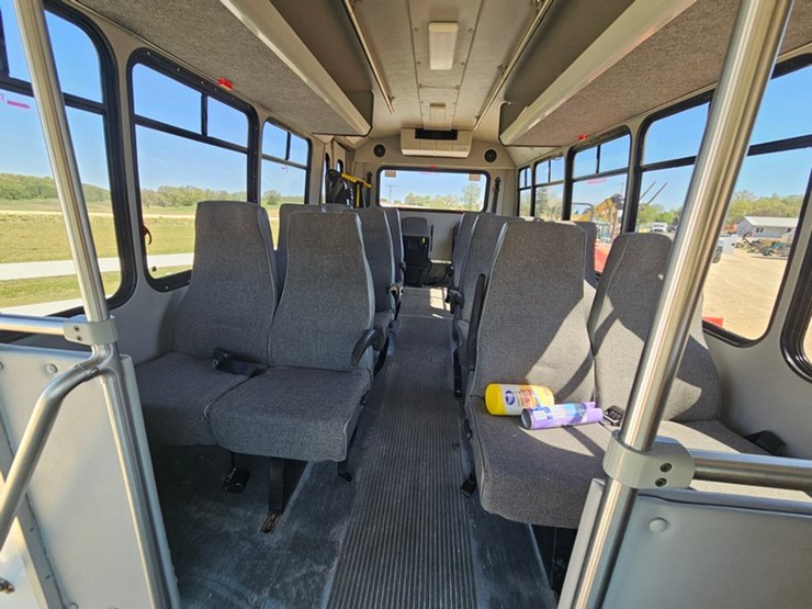 2012-ford-e350-image-12