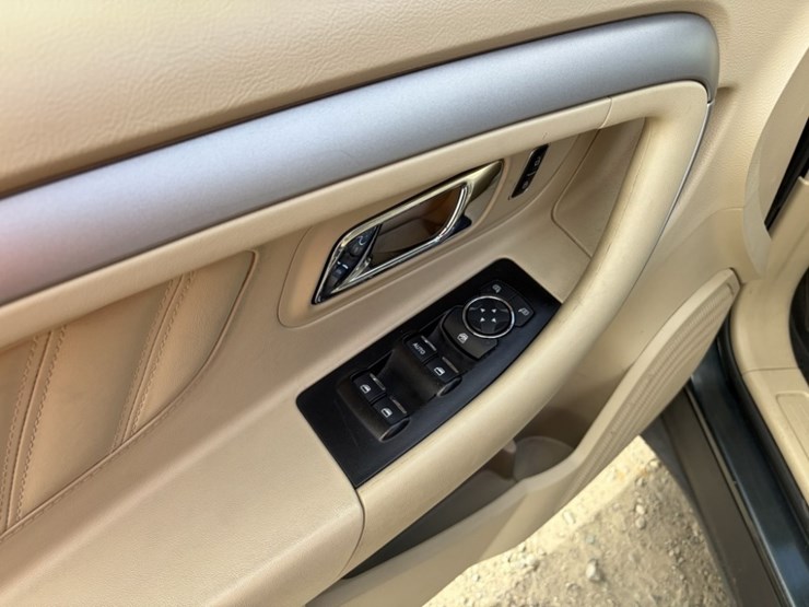 2016-ford-taurus-sedan-image-26