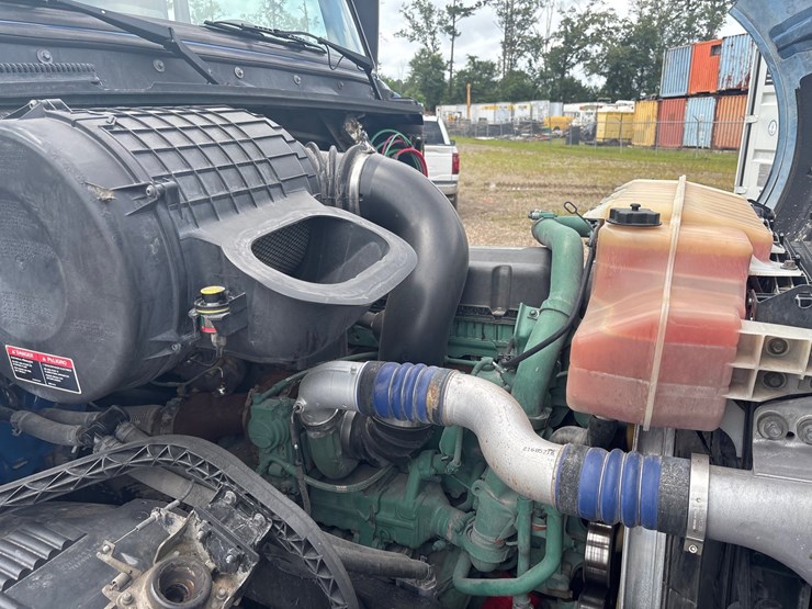 2016-volvo-vnl64t300-image-15