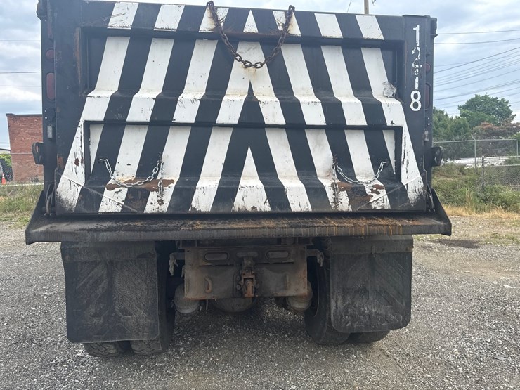 2014-freightliner-114sd-image-23