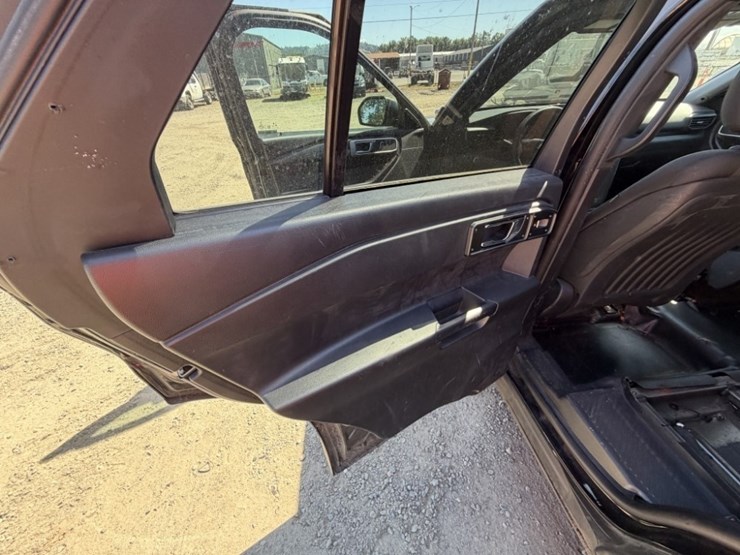2020-ford-explorer-image-26