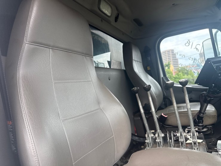 2014-freightliner-114sd-image-37