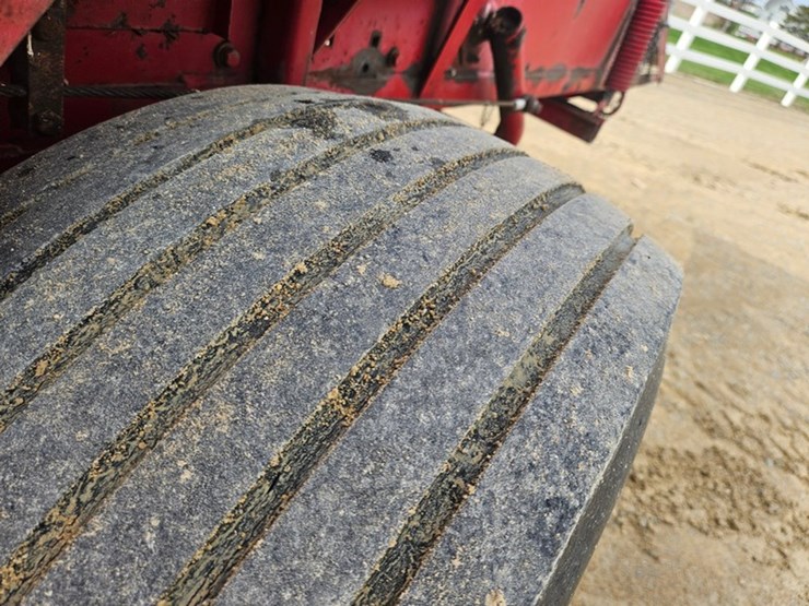 new-holland-320-image-31
