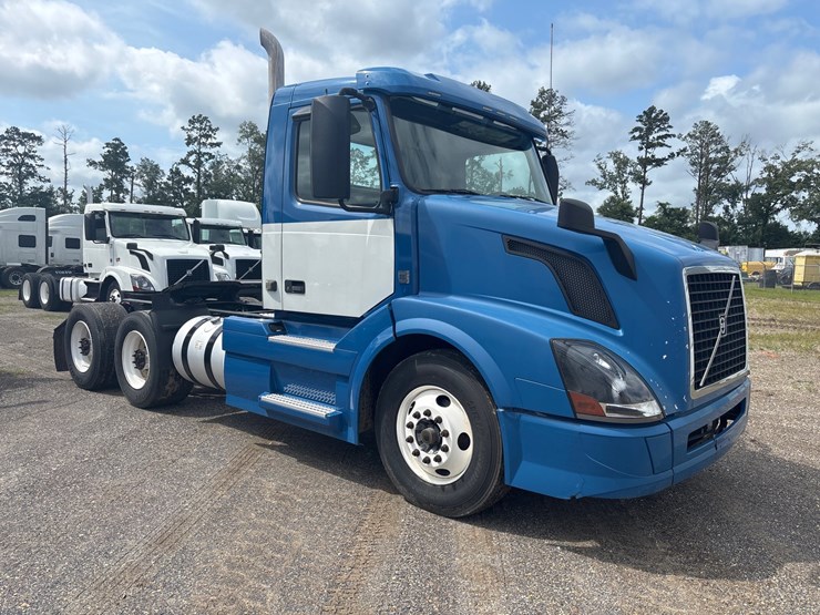 2016-volvo-vnl64t300-image-2