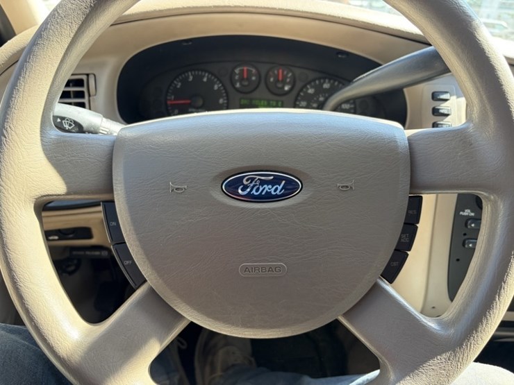 2005-ford-taurus-se-sedan-image-26