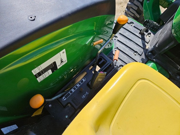 john-deere-4052m-image-24