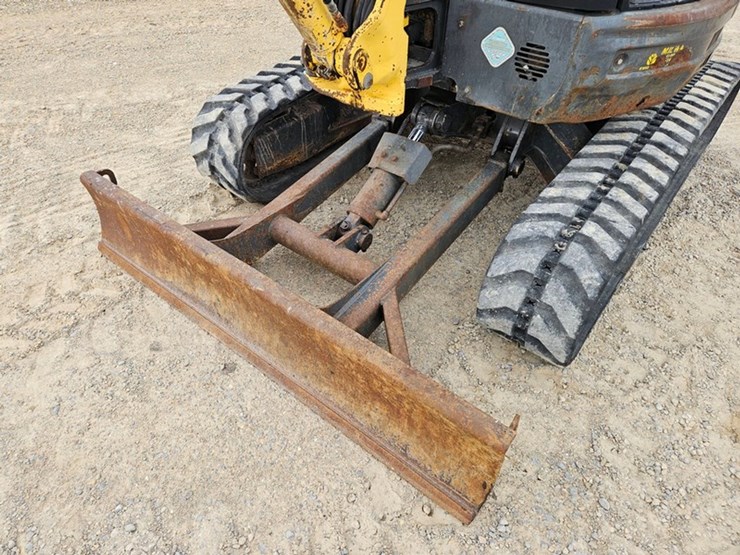 new-holland-e35-image-14