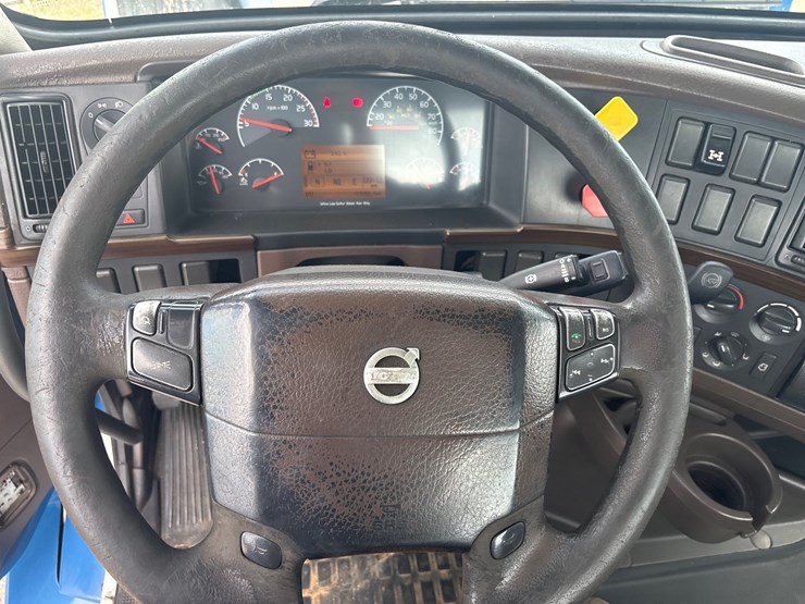 2016-volvo-vnl64t300-image-10
