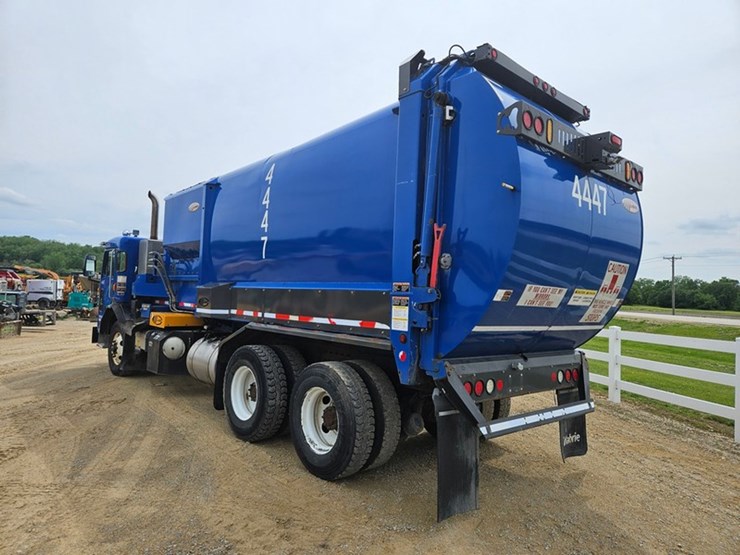 #5222-•-2015-peterbilt-garbage-truck-image-3
