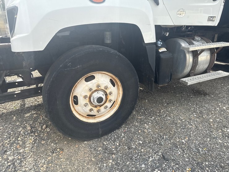 2014-freightliner-114sd-image-11