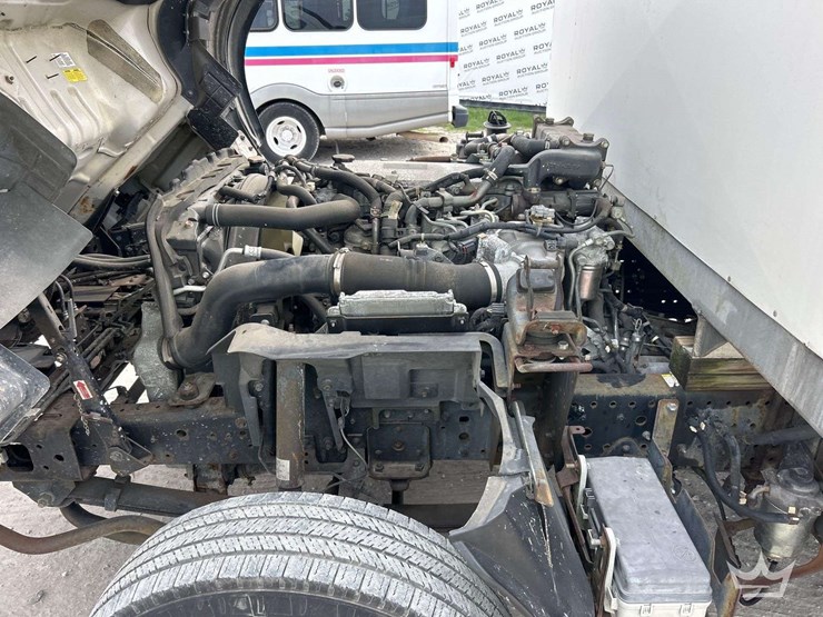 2015-isuzu-npr-image-8