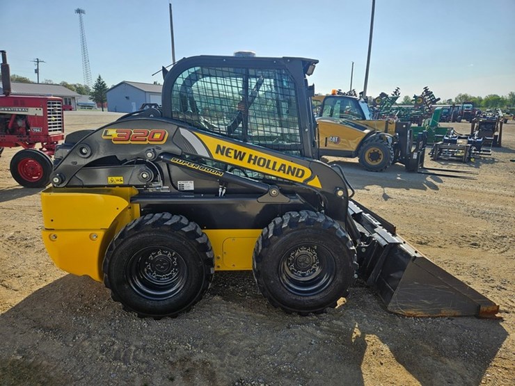 new-holland-l320-image-6