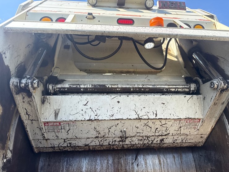 #8-•-2017-crane-carrier-heil-rear-load-garbage-truck-image-33