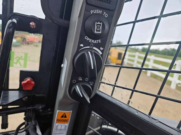 new-holland-l320-image-26