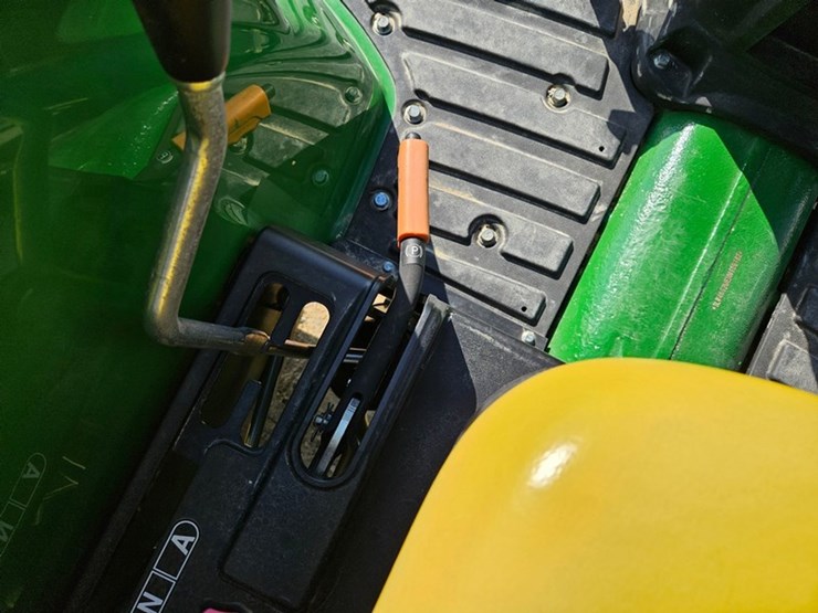 john-deere-4052m-image-27