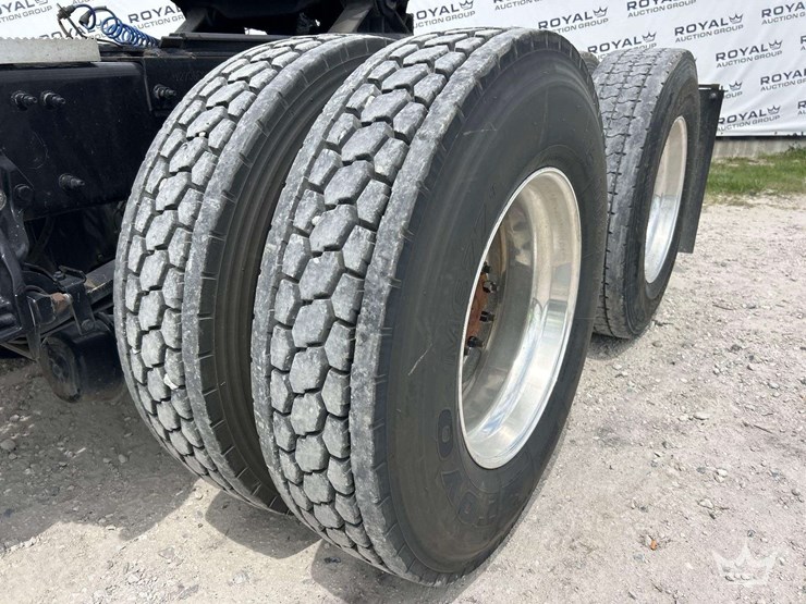 2019-peterbilt-579-image-39
