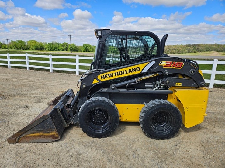 2021-new-holland-l318-image-2