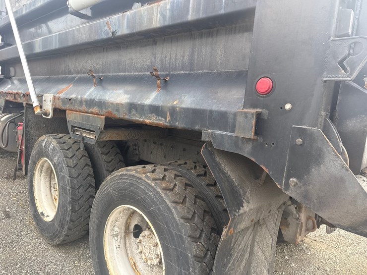 2014-freightliner-114sd-image-22