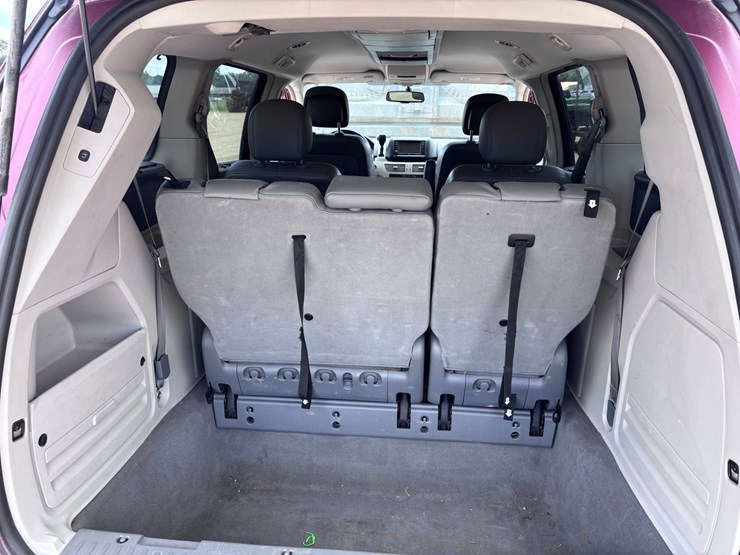 2012-volkswagen-routan-image-6