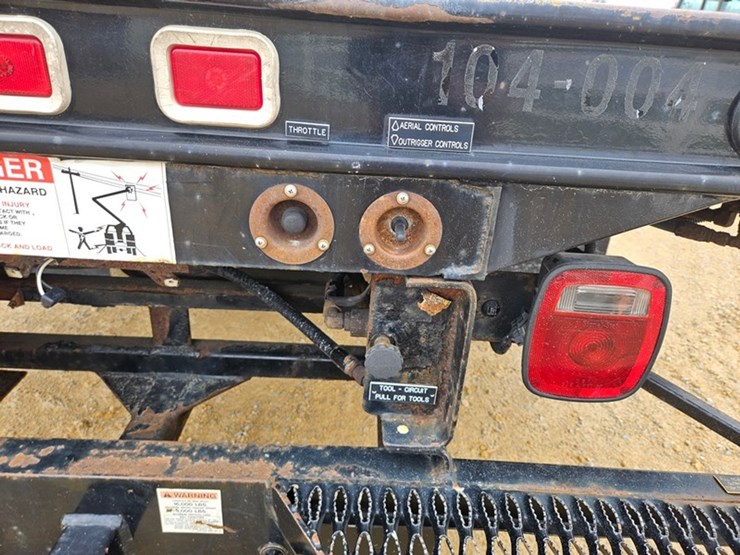 2003-gmc-5500-image-12