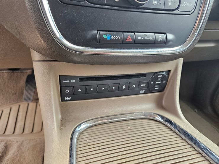 2011-chrysler-town-&-country-image-34