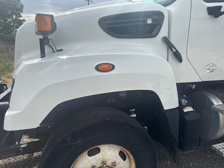 2014-freightliner-114sd-image-12