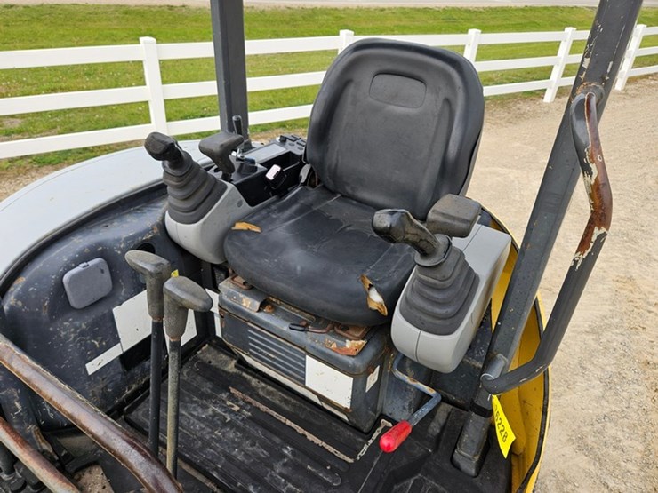 new-holland-e35-image-34