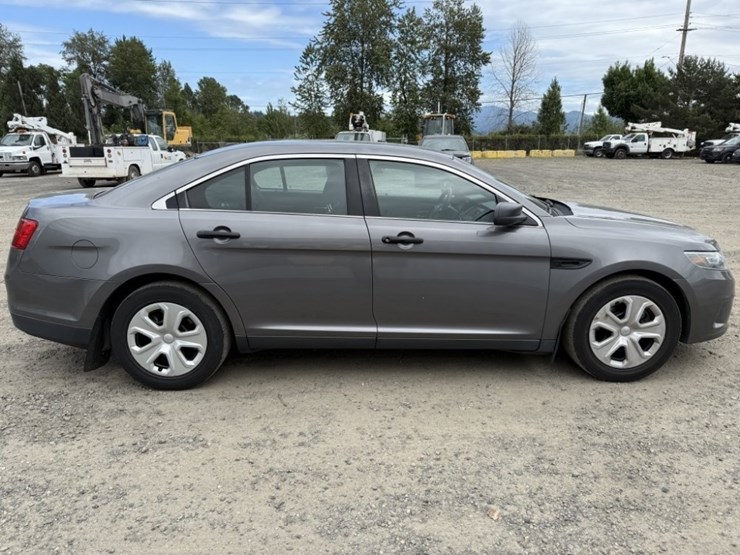 2015-ford-taurus-awd-sedan-image-3