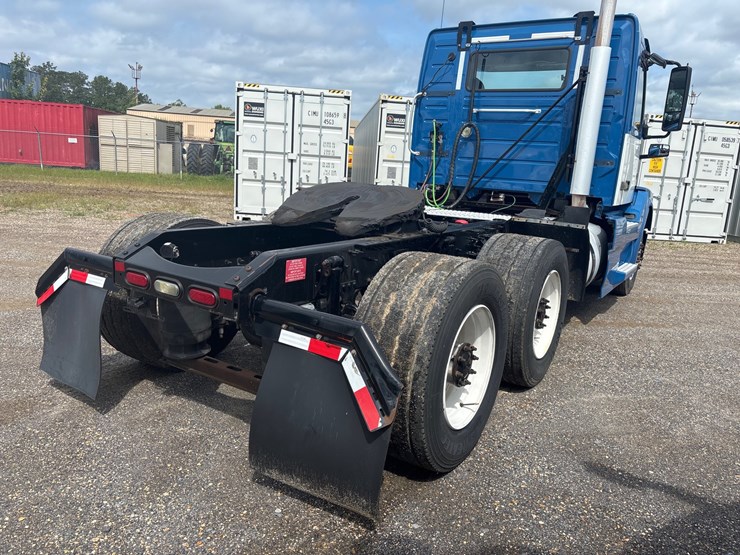 2016-volvo-vnl64t300-image-4