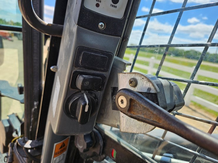 new-holland-c238-image-29